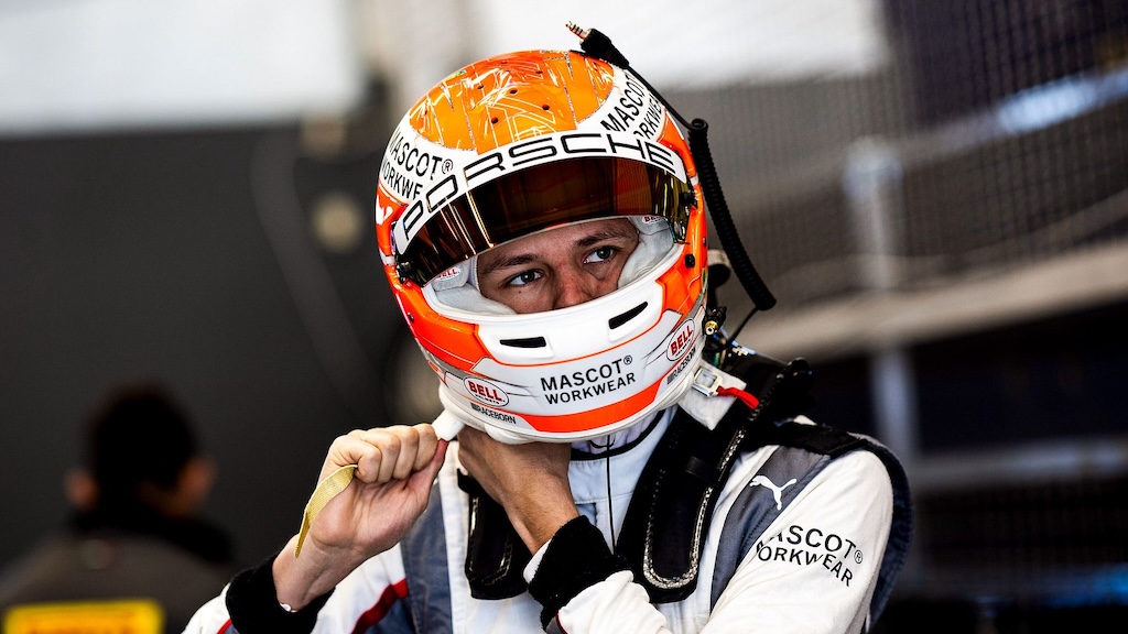 Bastian Buus i kamp mod Max Verstappen på Nürburgring.
(Foto: Dinamic GT)
